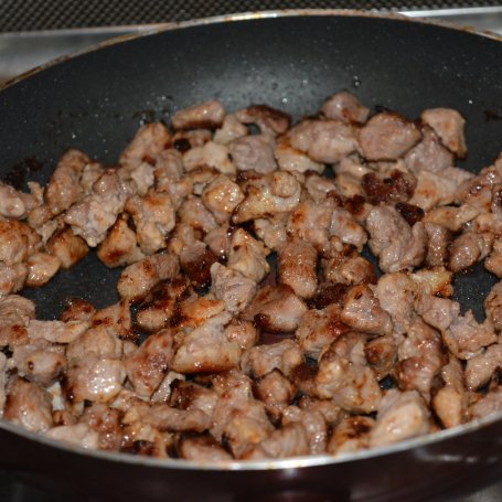 Krok 1 - Zupa mięsna z pieczarkami i porem foto