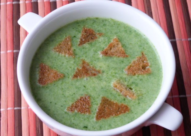 Fotografia przedstawiająca Zupa mietowa z zielonym groszkiem
