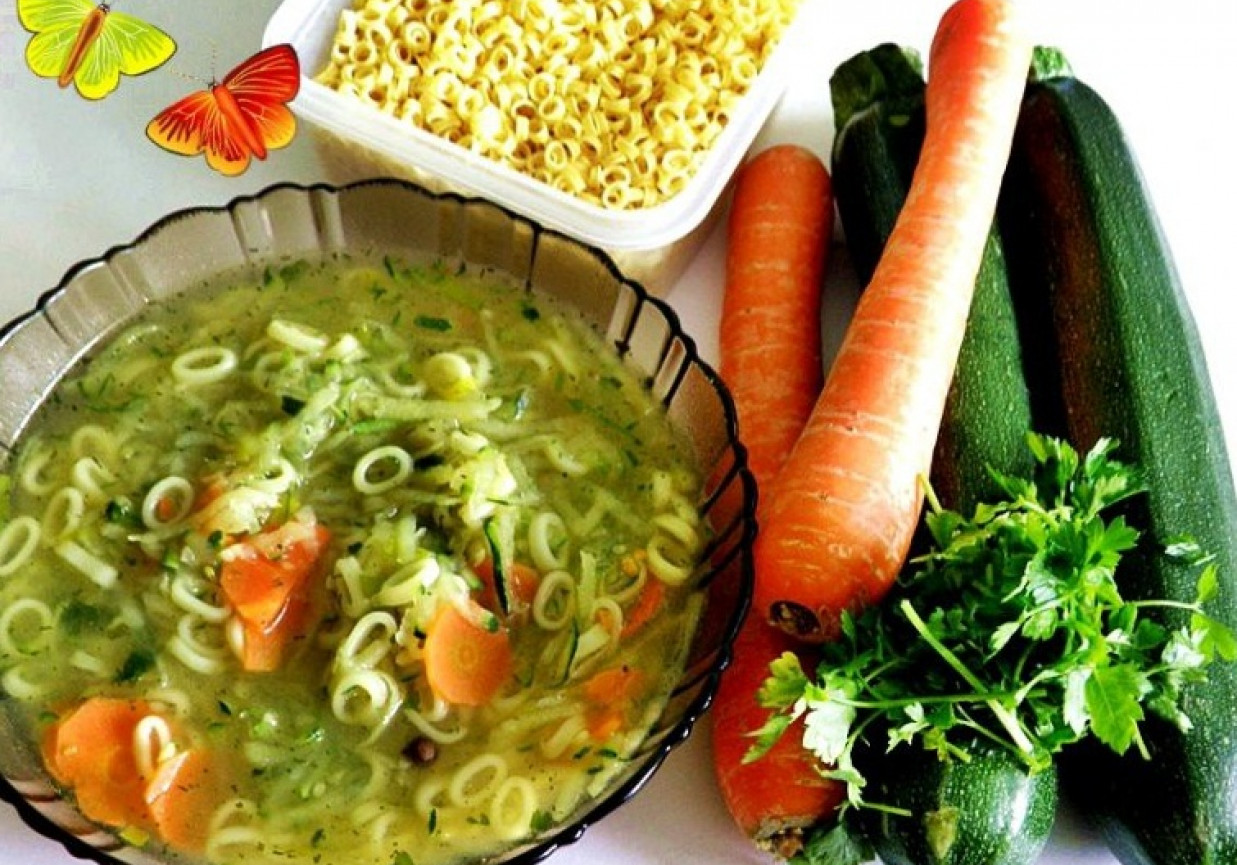Zupa minestrone z cukinią i ziołami foto