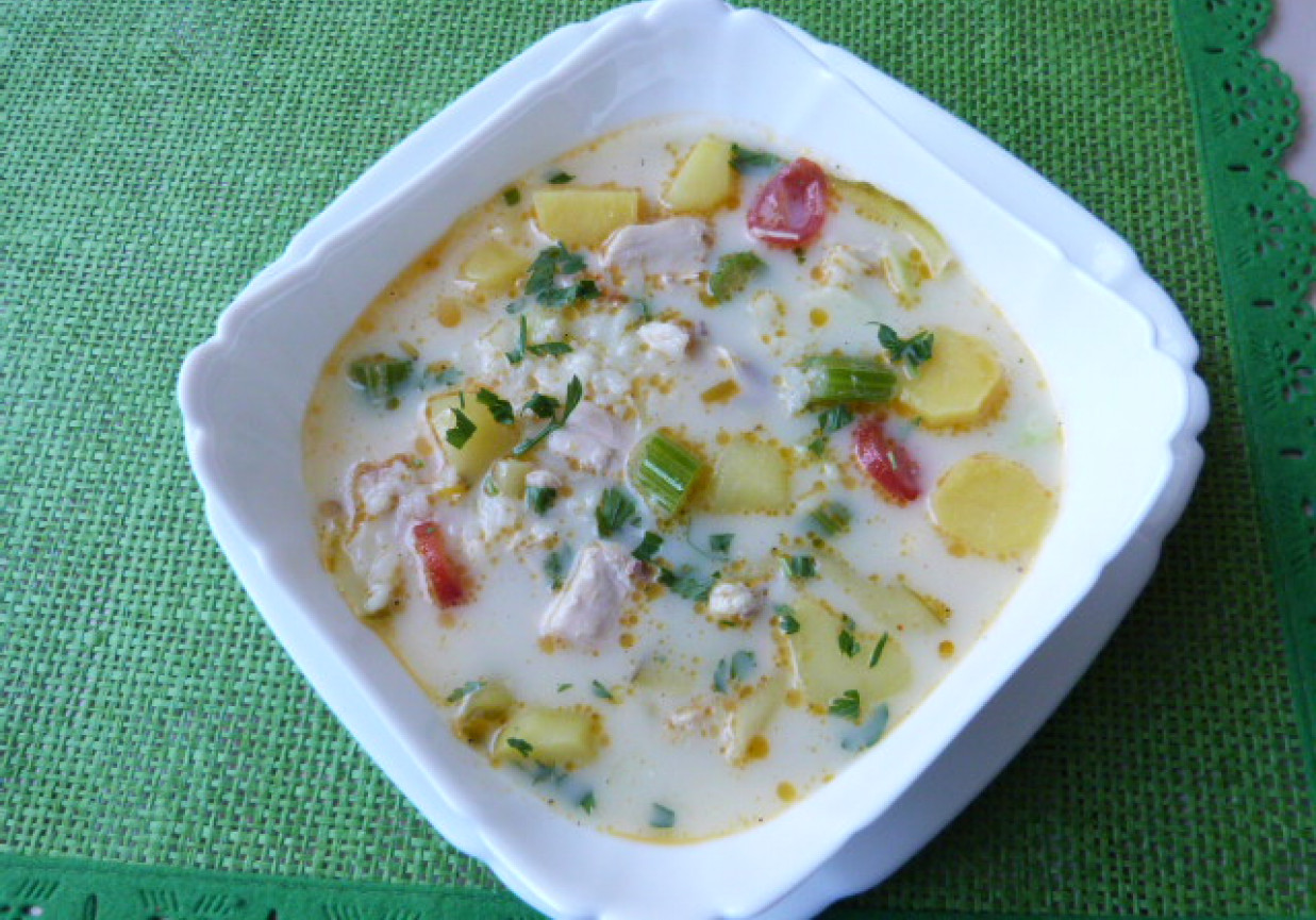 Zupa mix warzywny z ryżem i mięsem foto