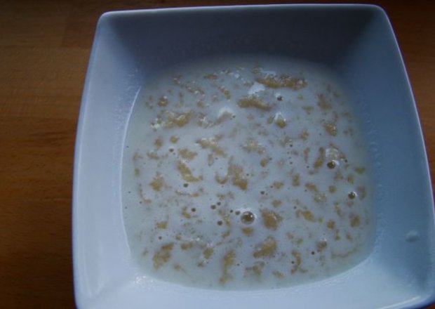 Fotografia przedstawiająca Zupa mleczna a waniliowymi kluseczkami