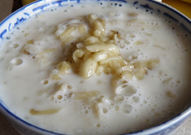 Fotografia przedstawiająca Zupa mleczna ryżowo-bananowa