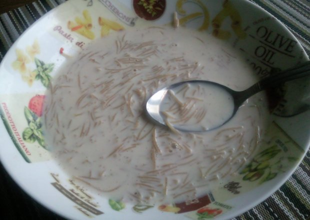 Fotografia przedstawiająca Zupa mleczna z  cynamonem i miodem