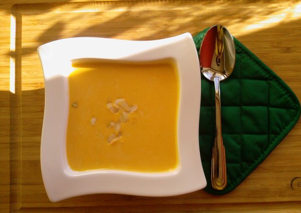 Fotografia przedstawiająca Zupa mleczna z dyni z migdałami i zacierkami