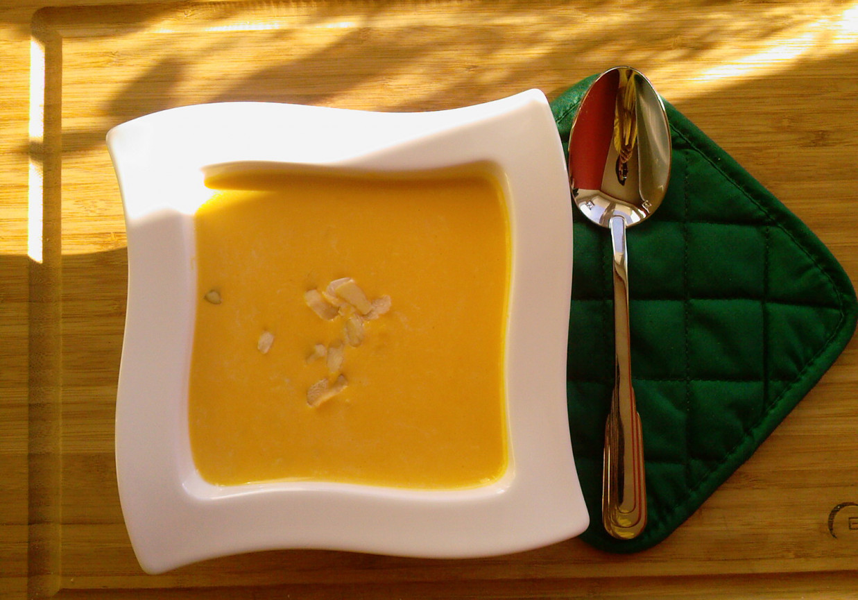 Zupa mleczna z dyni z migdałami i zacierkami foto