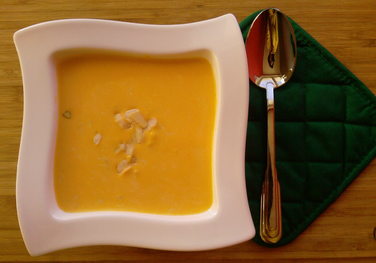 Zupa mleczna z dyni z migdałami i zacierkami foto