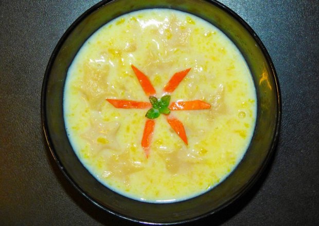 Fotografia przedstawiająca Zupa mleczna z dynia i kluskami w kształcie gwiazdek