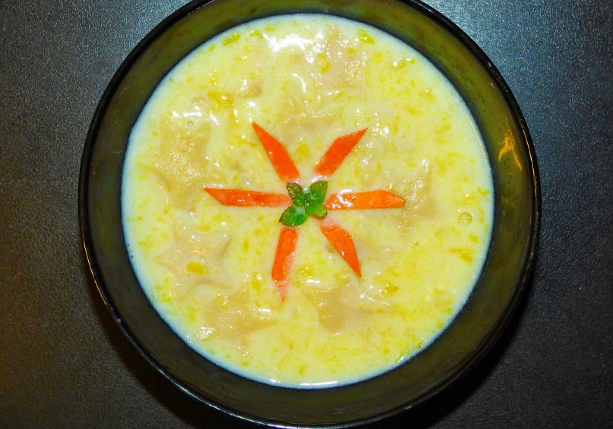 Zupa mleczna z dynia i kluskami w kształcie gwiazdek foto