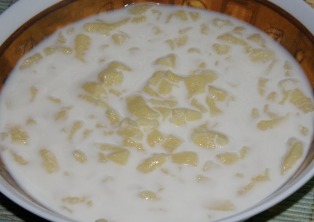 Fotografia przedstawiająca Zupa mleczna z dynią i makaronem