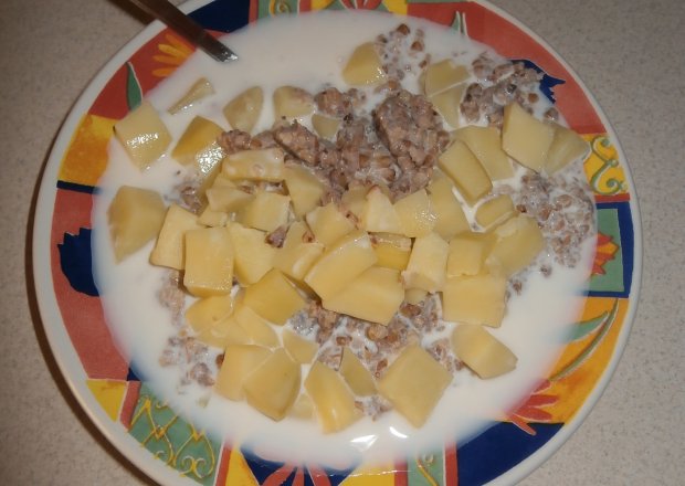 Fotografia przedstawiająca Zupa mleczna z kaszą gryczaną i z ziemniakiem.