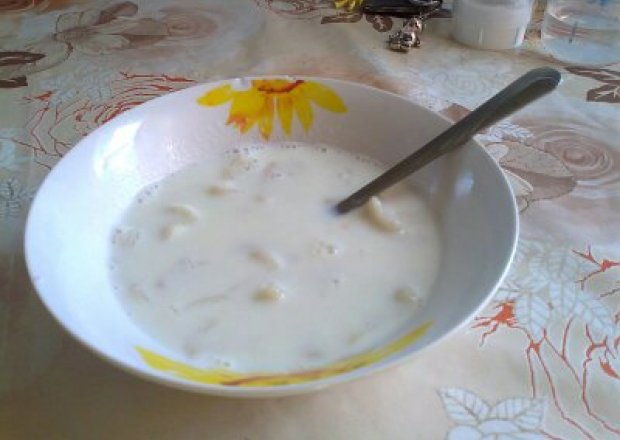Fotografia przedstawiająca Zupa mleczna z  kluskami szczypanymi