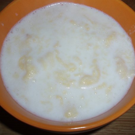 Krok 3 - Zupa mleczna z lanymi kluseczkami foto