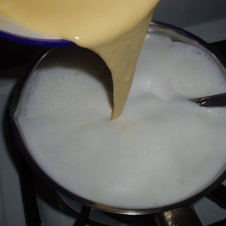 Krok 2 - Zupa mleczna z lanymi kluseczkami foto