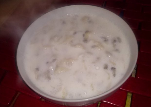 Fotografia przedstawiająca Zupa mleczna z lanymi kluskami z siemieniem lnianym
