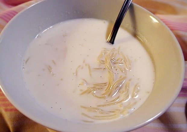 Fotografia przedstawiająca Zupa mleczna z makaronem nitki