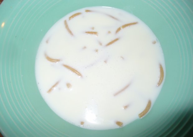 Fotografia przedstawiająca Zupa mleczna z makaronem penne