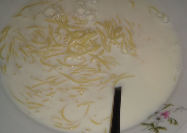 Fotografia przedstawiająca Zupa mleczna z  makaronem