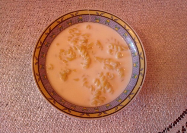 Fotografia przedstawiająca Zupa mleczna z makaronem