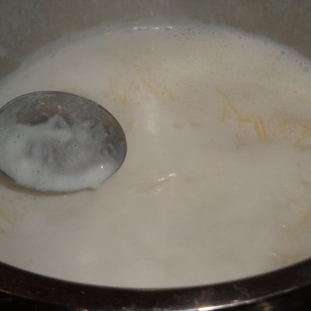 Krok 4 - Zupa mleczna z  makaronem foto