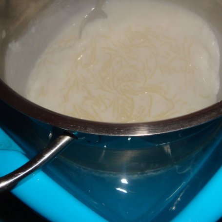 Krok 5 - Zupa mleczna z  makaronem foto