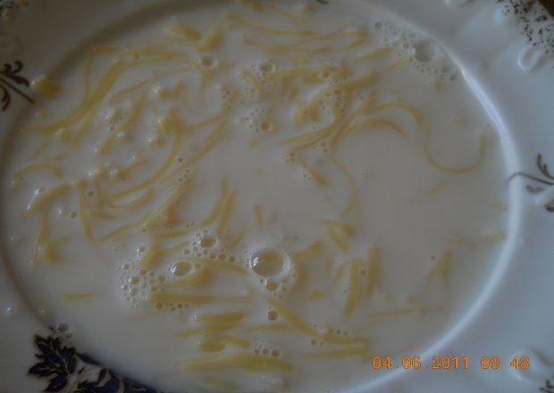 Fotografia przedstawiająca zupa mleczna z makaronem