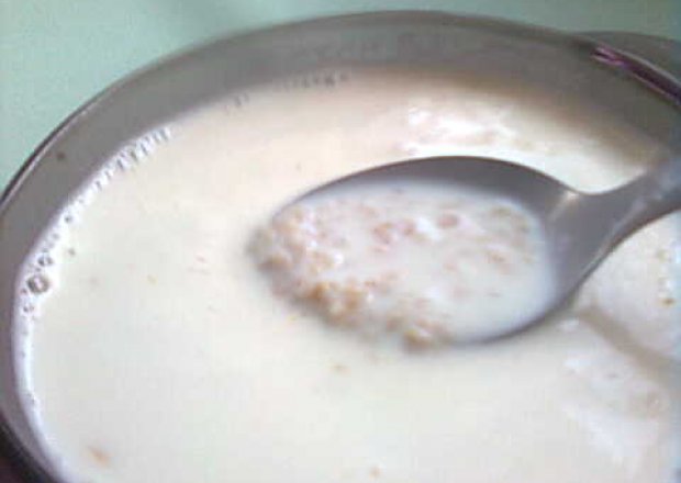 Fotografia przedstawiająca Zupa mleczna z płatkami owsianymi