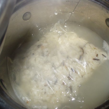 Krok 1 - Zupa mleczna z ryżem , malinami i borówkami amerykańskimi foto