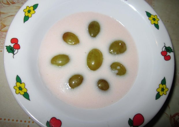 Fotografia przedstawiająca Zupa mleczna z winogronem