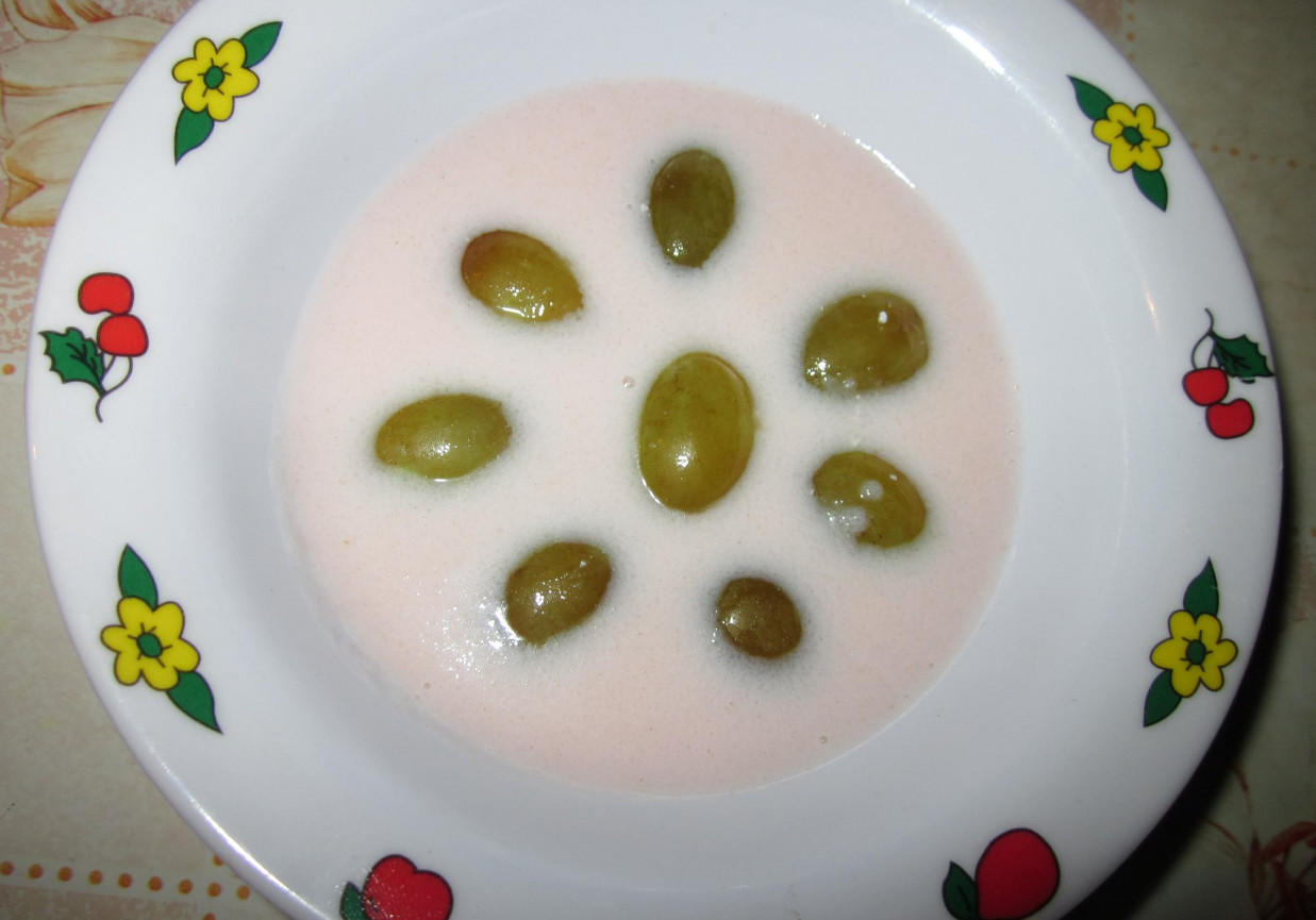 Zupa mleczna z winogronem foto