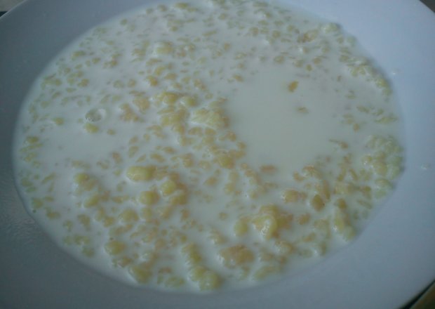 Fotografia przedstawiająca zupa mleczna z zacierka