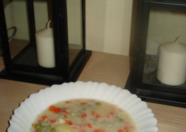 Fotografia przedstawiająca Zupa  na bazie marchewki i groszku z lanym ciastem