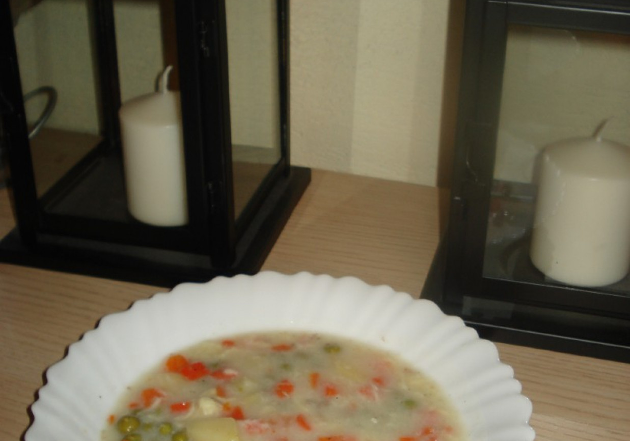 Zupa  na bazie marchewki i groszku z lanym ciastem foto