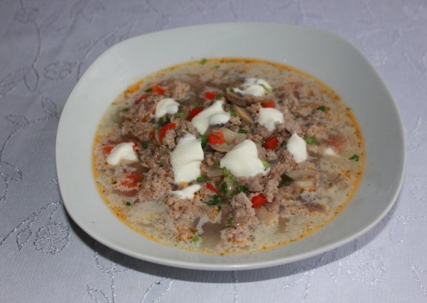 Fotografia przedstawiająca Zupa na mięsie mielonym z pieczarkami