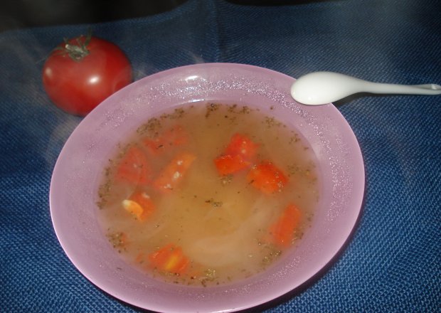 Fotografia przedstawiająca Zupa na wywarze z gołębia z kaszą i pomidorami