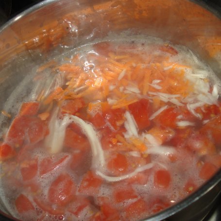 Krok 5 - Zupa na wywarze z gołębia z kaszą i pomidorami foto