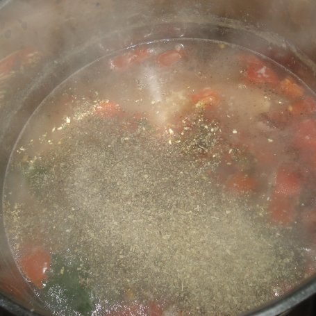 Krok 6 - Zupa na wywarze z gołębia z kaszą i pomidorami foto