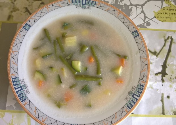 Fotografia przedstawiająca Zupa na żeberkach z fasolką szparagową i cukinią