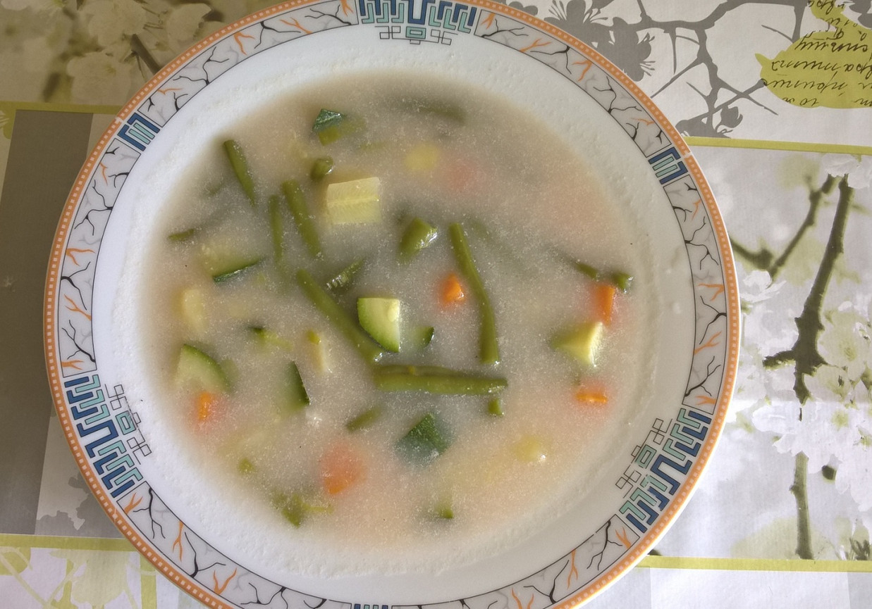 Zupa na żeberkach z fasolką szparagową i cukinią foto