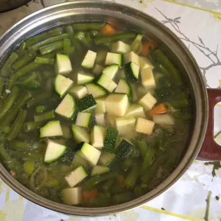 Krok 4 - Zupa na żeberkach z fasolką szparagową i cukinią foto