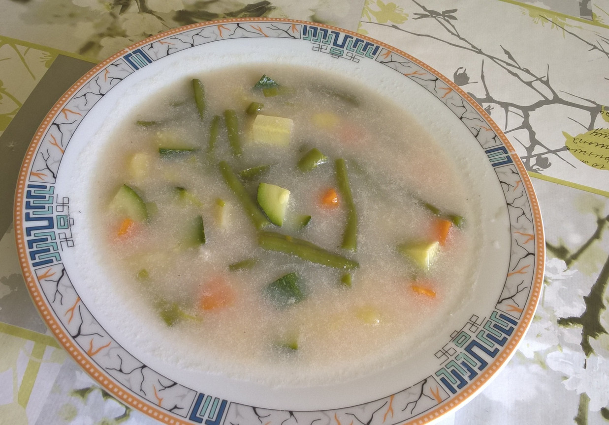 Zupa na żeberkach z fasolką szparagową i cukinią foto