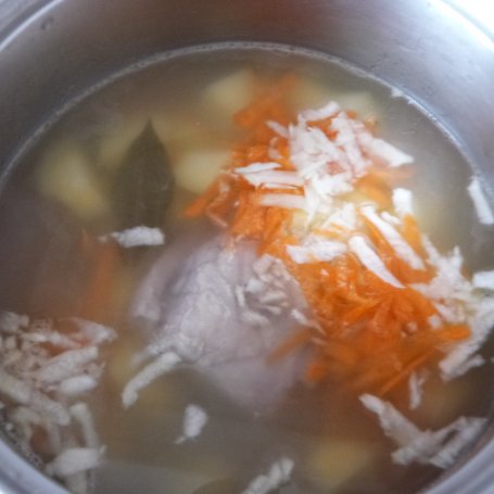 Krok 5 - Zupa na żeberkach z zacierkami foto