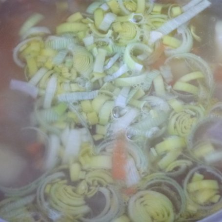 Krok 6 - Zupa na żeberkach z zacierkami foto