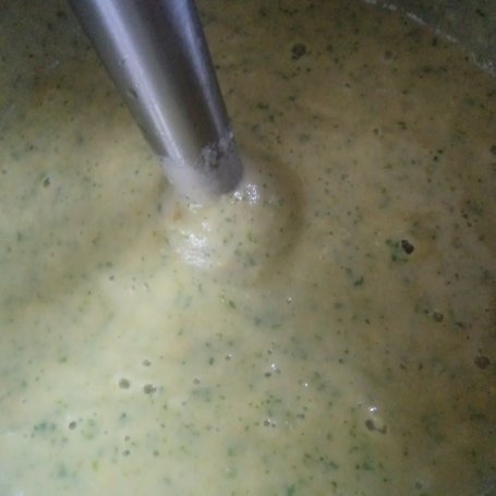 Krok 6 - Zupa na zielono :krem z jarmużu i zielonej fasolki-zaserwowana z kiełkami brokuła :) foto
