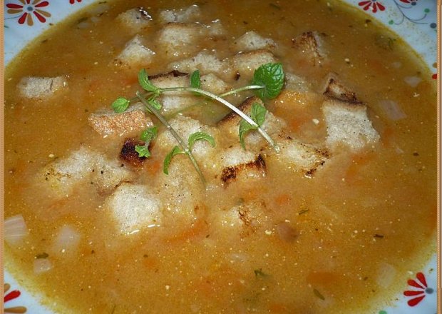 Fotografia przedstawiająca Zupa ogonowa z grzankami
