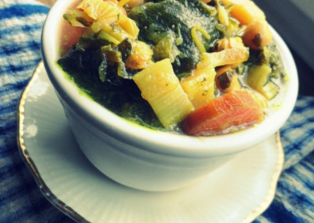 Fotografia przedstawiająca Zupa ogórkowa curry z ciecierzycą i pokrzywą