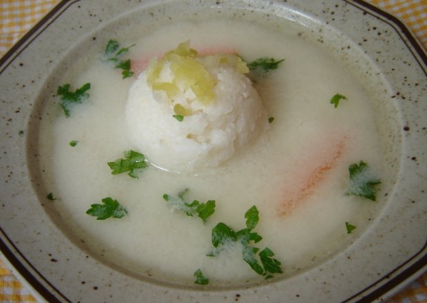 Fotografia przedstawiająca Zupa ogórkowa dietetyczna