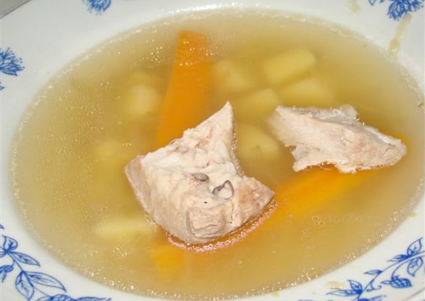 Fotografia przedstawiająca zupa ogórkowa dla dziecka