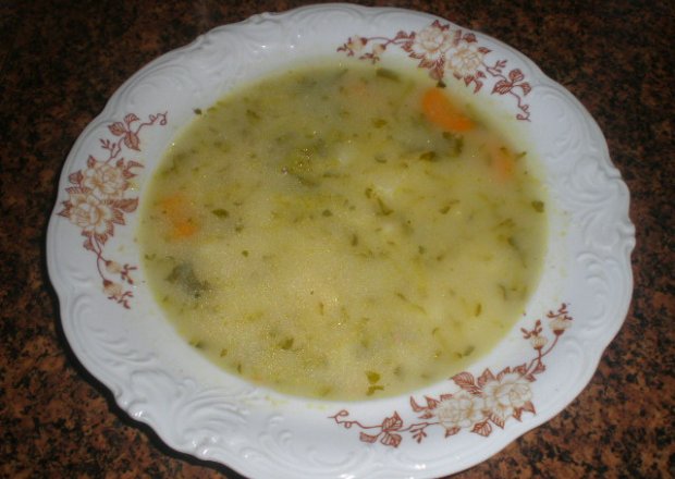 Fotografia przedstawiająca Zupa ogórkowa na indyczych szyjkach
