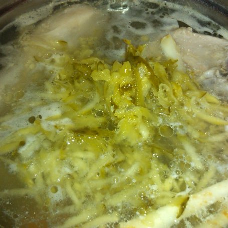 Krok 3 - Zupa ogórkowa na kurczaku z natka pietruszki foto