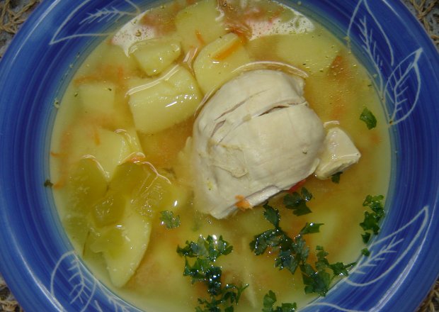 Fotografia przedstawiająca Zupa ogórkowa na mięsie